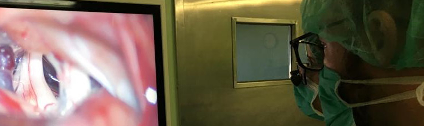 Profesionales de la salud usando el microscopio quirúrgico durante la cirugía Dra. Masmudi y el Dr. Khan