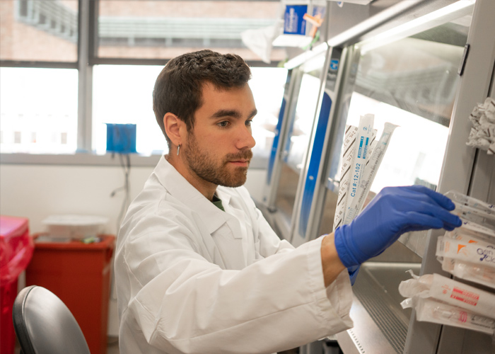 Gabriel Abril Rodríguez en su laboratorio de UCLA Gabriel Abril Rodriguez